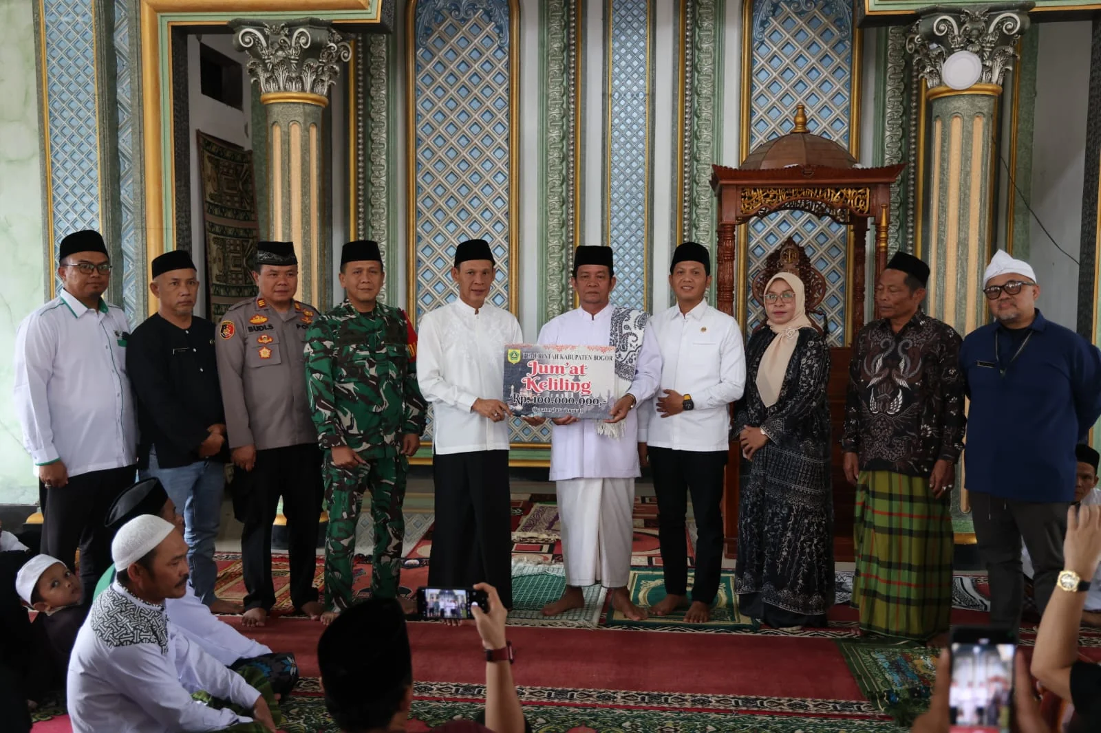 Wakil Bupati (Wabup) Bogor, Jaro Ade melaksanakan Jum’at Keliling (Jumling) di Masjid Besar Al-Mukromin, Desa Cileuksa, Kecamatan Sukajaya.Dok-Diskominfo Kab Bogor
