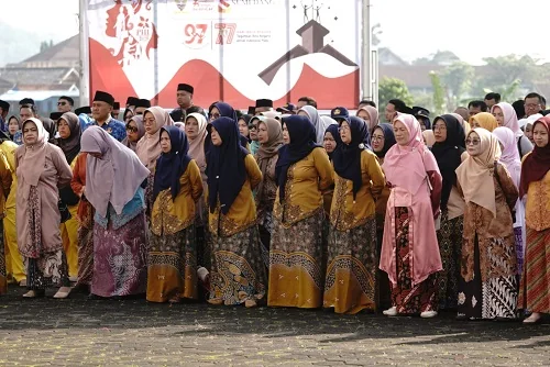 Bupati Sumedang Dony Ahmad Munir saat memberikan sambutan pada peringatan Hari Ibu ke-97 tingkat Kabupaten Sumedang.Diskomimfosanditik
