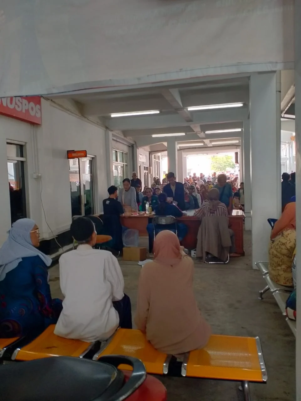 Suasana warga sedang mengantre untuk menerima bantuan PKH di Kantor Pos di Kelurahan Sukapura, Kecamatan Kiaracondong, Kota Bandung, Minggu (22/12/2024).