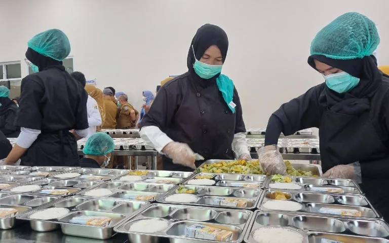 Dapur makan bergizi gratis di Bandung.