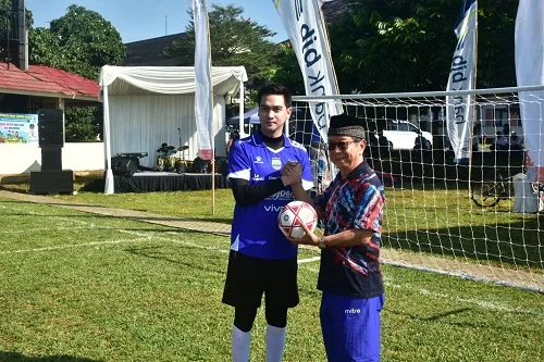 Wakil Bupati Sumedang M. Fajar Aldila saat menerima bantuan dari Irwan Suryanto sarana olahraga bagi sekolah-sekolah di Kabupaten Sumedang.Dok-Diskominfosanditik Sumedang