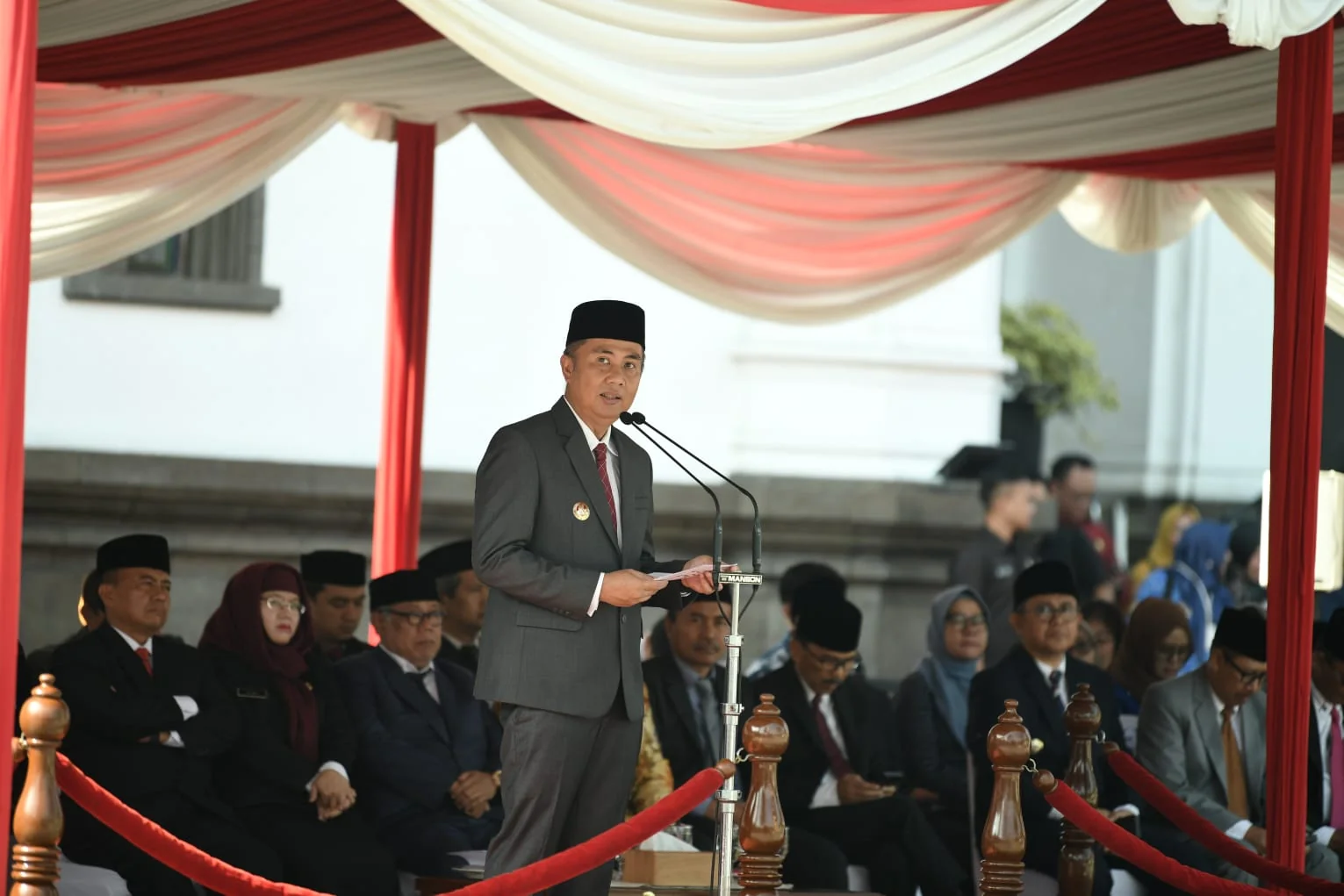Pj Gubernur Jawa Barat Bey Machmudin memimpin upacara peringatan Hari Kesehatan Nasional (HKN) Ke-60 Tingkat Provinsi Jabar di halaman depan Gedung Sate, Kota Bandung, Selasa (12/11/2024).(Foto: Yogi Prayoga/Biro Adpim Jabar)