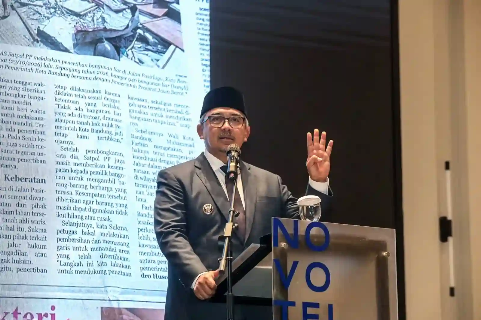 Wali Kota Muhammad Farhan saat membuka Pelatihan Prakarsa bagi Sekcam dan Seklur Batch 2 di Novotel Bandung, Rabu, 28 Oktober 2026.