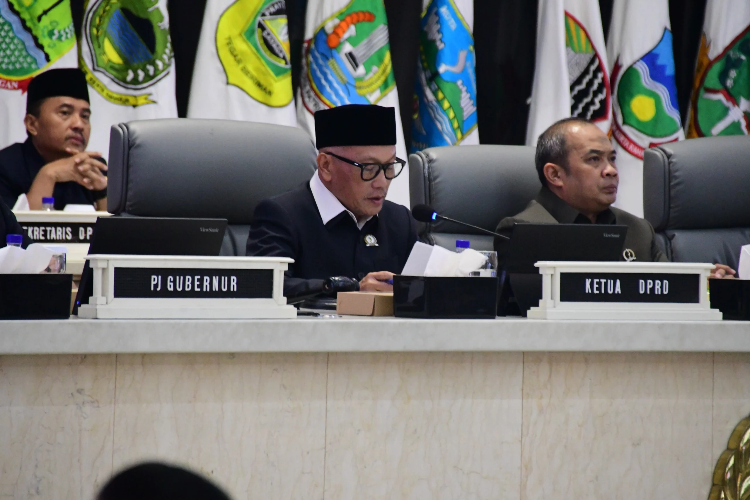 Ketua DPRD Provinsi Jawa Barat Buky Wibawa memimpin Rapat Paripurna pasangan calon Gubernur dan Wakil Gubernur Jawa Barat terpilih periode 2025-2030, Jumat (10/1/2025) malam.