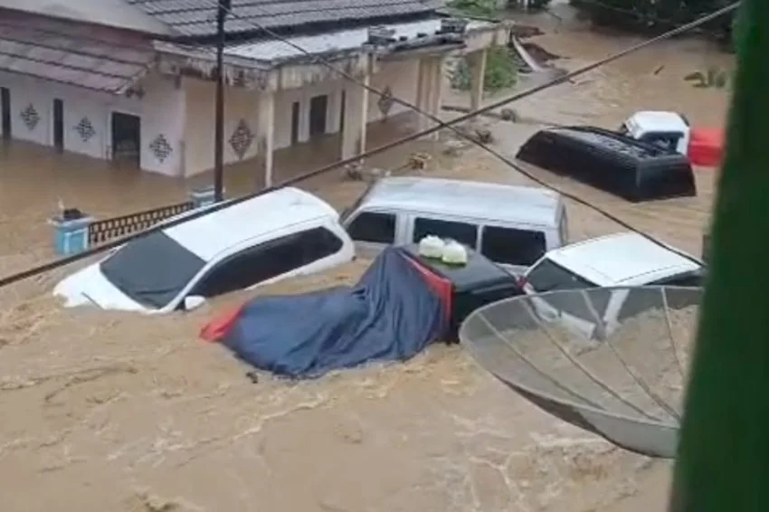 Tidak ada korban jiwa dalam peristiwa mobil yang hanyut saat banjir hebat tersebut.