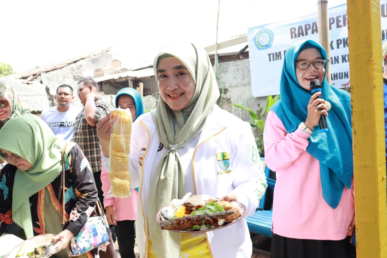 Wakil Wali Kota Cirebon, Siti Farida Rosmawati, hadir untuk menyaksikan panen ikan lele.Ist