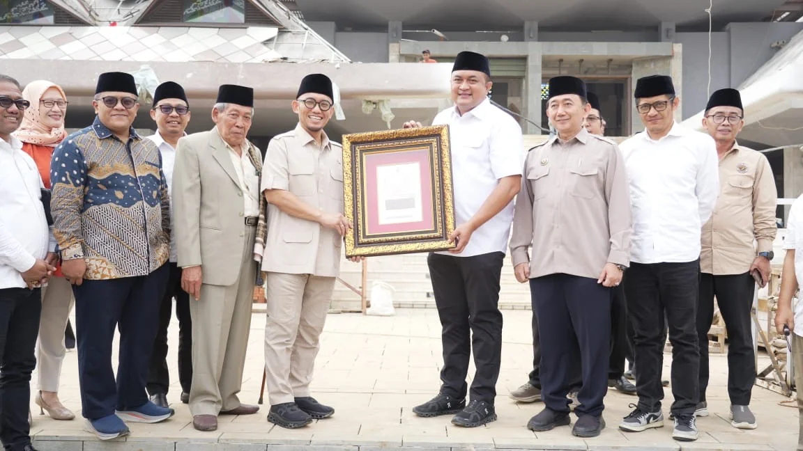 Wakil Menteri Haji dan Umrah, Dahnil Anjar Simanjuntak memberikan apresiasi tinggi kepada Bupati Bogor, Rudy Susmanto, atas terobosan besar dalam pengembangan kawasan layanan haji dan pusat ekonomi umat.Dok-Diskomimfo