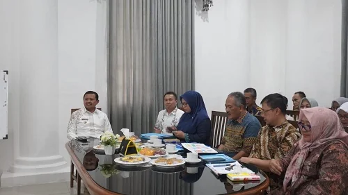 Bupati Sumedang Dony Ahmad Munir saat bertemu jajaran direksi perumda, di Gedung Negara.Ist