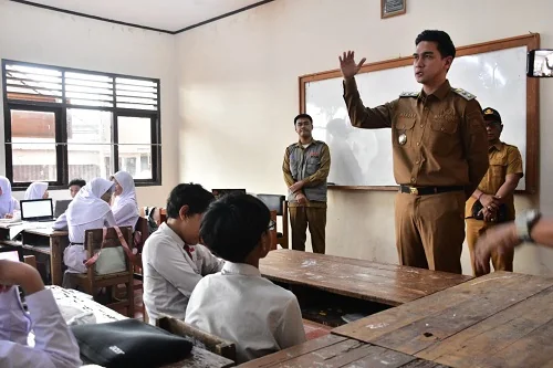 Wakil Bupati Sumedang M. Fajar Aldila meninjau  sarana dan prasarana pendidikan di SD Negeri 2 Sindang sebagai bentuk komitmen Pemerintah Kabupaten Sumedang dalam memastikan fasilitas belajar yang layak dan berkelanjutan bagi siswa sekolah dasar.Dok-Disko