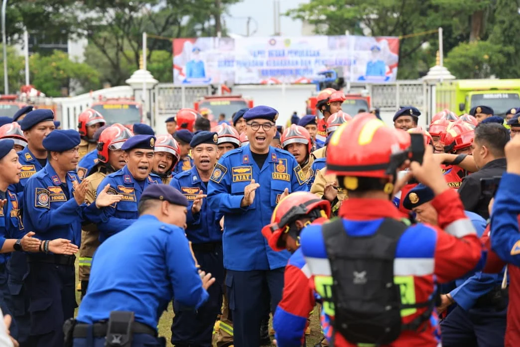 Sekretaris Daerah (Sekda) Kab Bogor, Ajat Rochmat Jatnika saat mewakili Bupati Bogor memimpin Apel Besar Penugasan Dinas Pemadam Kebakaran dan Penyelamatan Kabupaten Bogor.Dok-Diskomimfo Kab Bogor