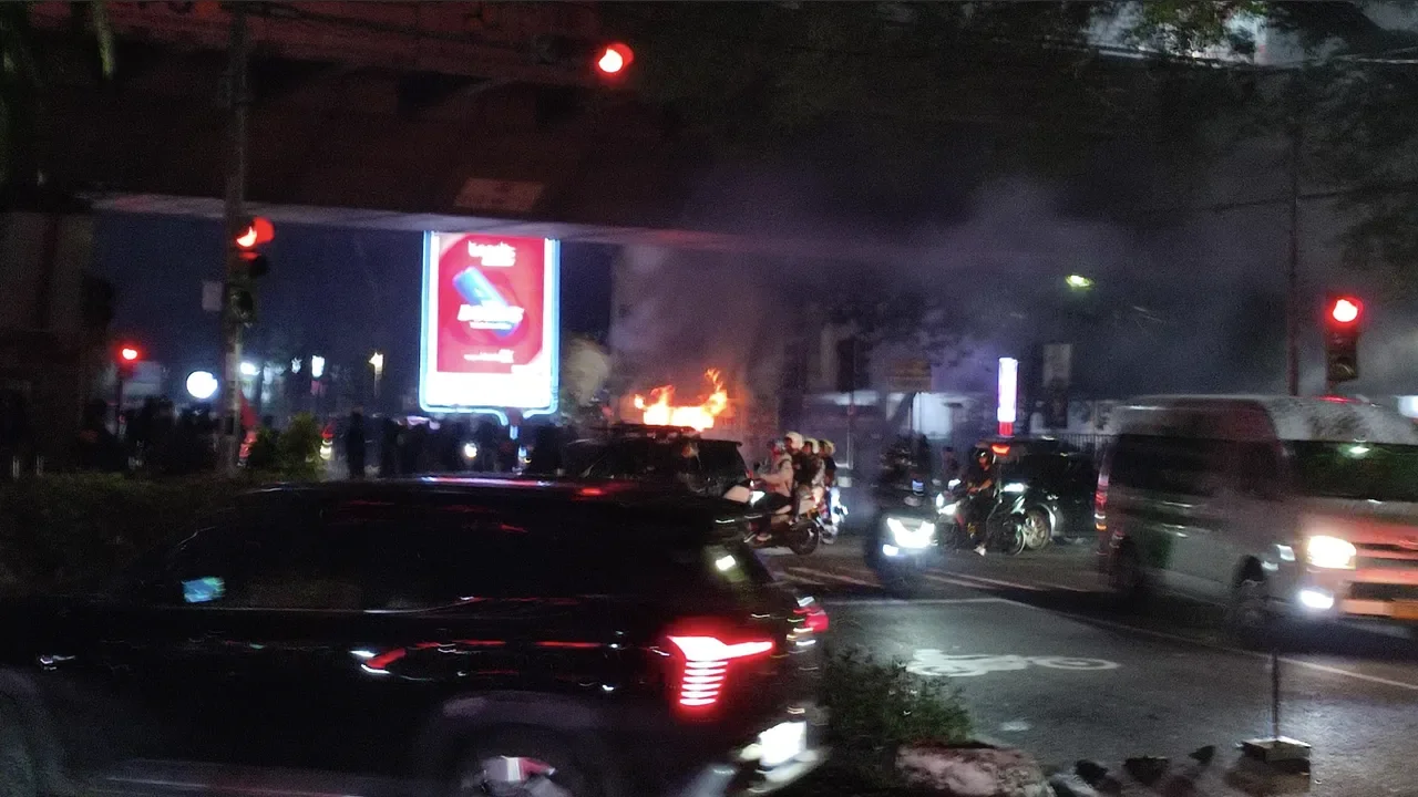 Demo Buruh Ricuh, Pembakar Pos Polisi Berpakaian Hitam-hitam