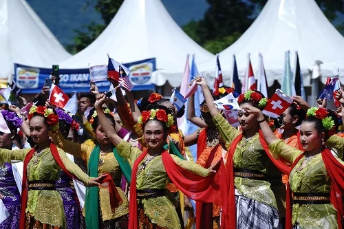 Tarian kolosal Ronggeng Sadunya menyambut peserta pilot paralayang.Ist