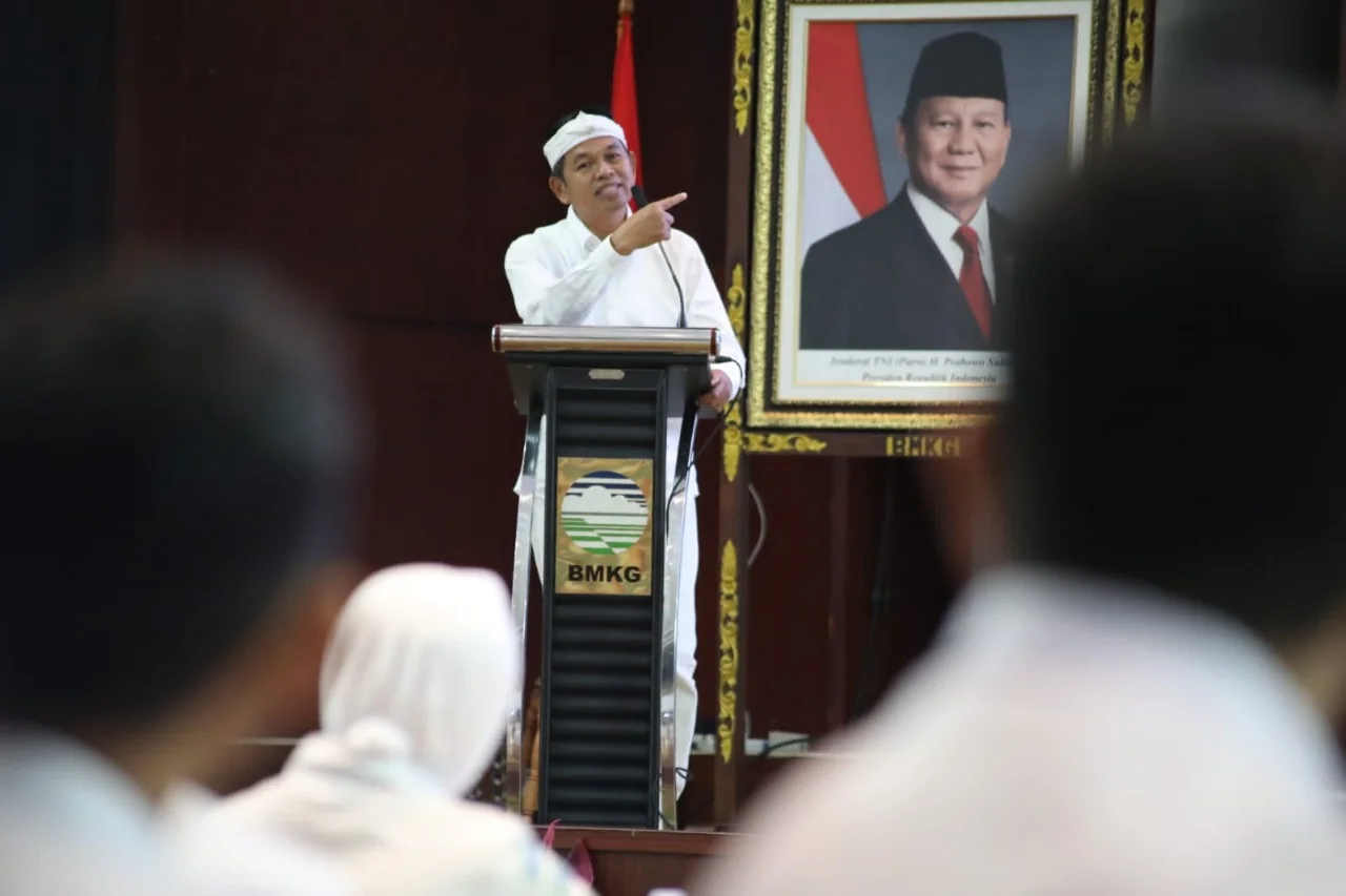 Gubernur Jabar Dedi Mulyadi di Kantor BMKG Indonesia, Jakarta, Rabu, 12 Maret 2025.