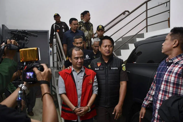 Kejati Jabar tahan anggota DPRD Jabar Fraksi PAN, Supriatna Gumilar, terkait dugaan kasus korupsi dana hibah NPCI Jabar 2021-2023. (Foto: dok. Kejati Jabar)
