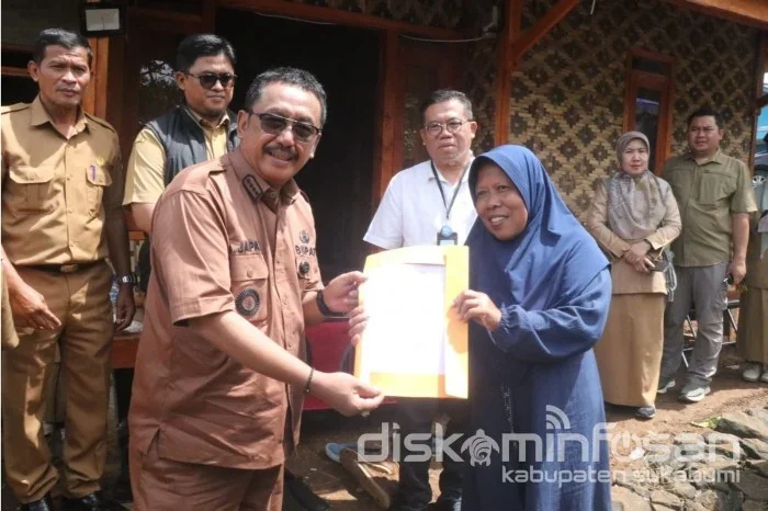 Bupati Sukabumi Asep Japar meninjau hasil pembangunan hunian tetap.Ist