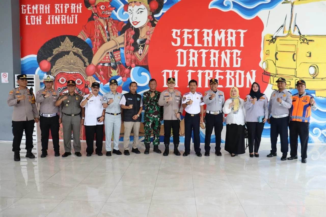 Wali Kota Cirebon, Effendi Edo memimpin inspeksi keselamatan atau ramp check kendaraan angkutan Lebaran di Terminal Tipe A Harjamukti.Dok- Devi Triya Andriyani