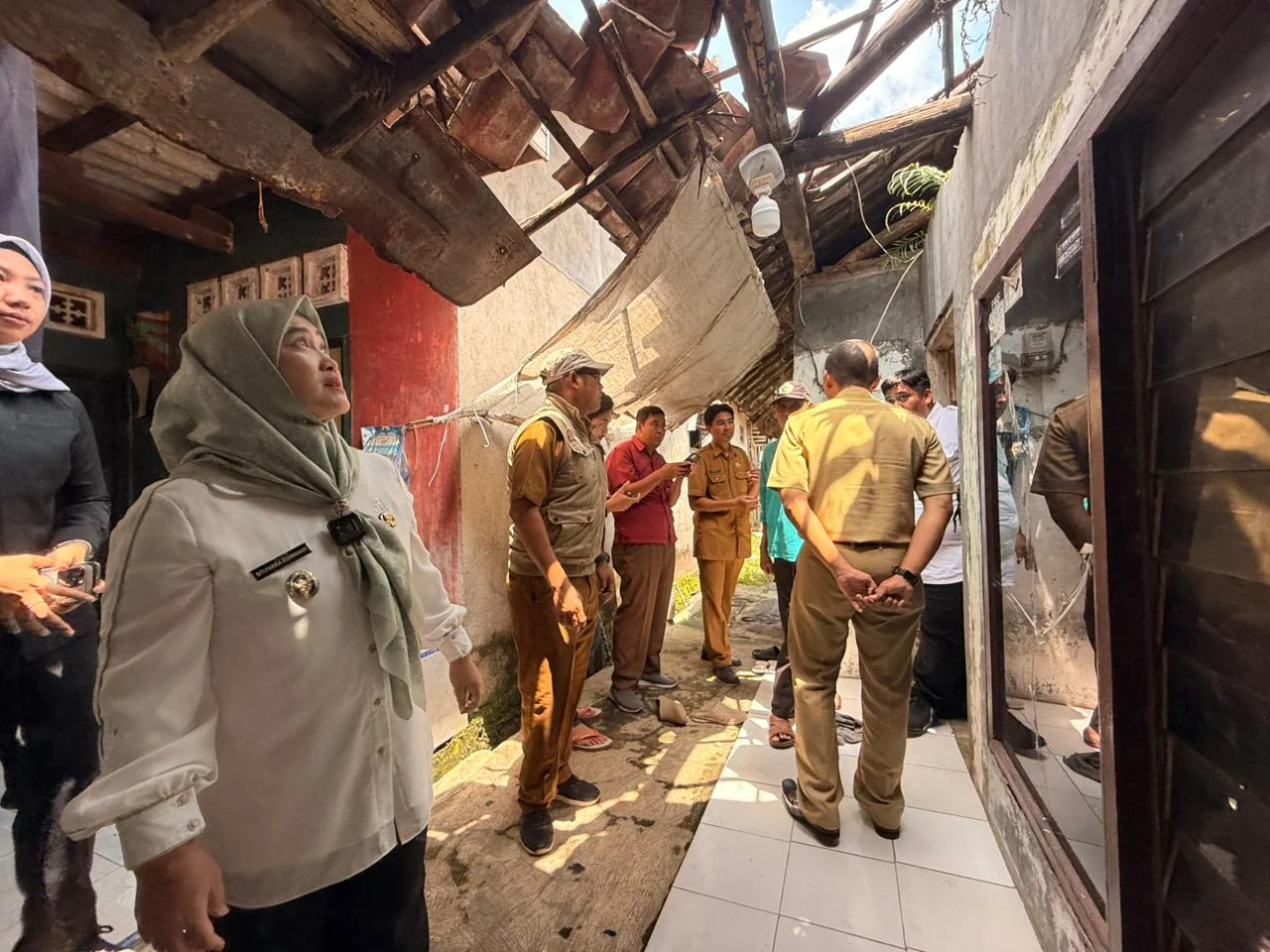 Wakil Wali Kota Cirebon, Siti Farida Rosmawati, melakukan peninjauan langsung untuk melihat kondisi dua unit rumah warga yang mengalami kerusakan parah di Kelurahan Pegambiran.Dokumentasi : Beni Agus Pratama