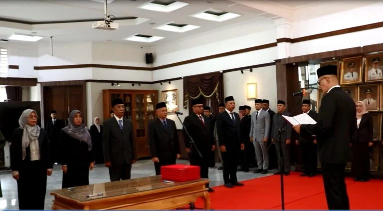 Wali Kota Sukabumi Ayep Zaki merotasi lima orang Pejabat Pimpinan Tinggi Pratama dan melantik Direktur Perusahaan Umum Daerah (Perumda) Air Minum Tirta Bumi Wibawa.Dok-Diskominfo Kota Sukabumi
