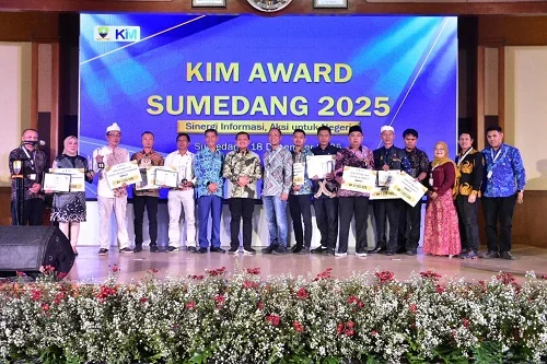 Bupati Sumedang Dony Ahmad Munir menyampaikan apresiasi tinggi kepada jajaran Diskominfosanditik atas terselenggaranya KIM Award tersebut.Diskomimfosanditik
