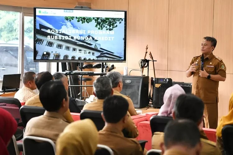 Sekda Jabar Herman Suryatman saat sosialisasi Kredit Jabar Caang kepada seluruh kepala dinas koperasi dan UMKM kabupaten dan kota di kantor Dinas KUK Jabar, Jalan Soekarno Hatta, Kota Bandung, Senin (11/11/2024).