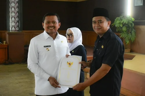 Bupati Sumedang Dony Ahmad Munir menyerahkan Surat Keputusan (SK) Penugasan Guru sebagai Kepala Sekolah SD dan SMP Negeri di lingkungan Pemerintah Kabupaten Sumedang, di Aula Tampomas Setda Sumedang.Dok-Diskominfosanditik Sumedang