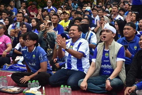 Euforia kemenangan menyelimuti halaman parkir di area Mal Pelayanan Publik (MPP) Kabupaten Sumedang saat Bupati Sumedang  Dony Ahmad Munir bersama Wakil Bupati, jajaran Forkopimda dan ratusan bobotoh menggelar nonton bareng (nobar) pertandingan Persib Ban