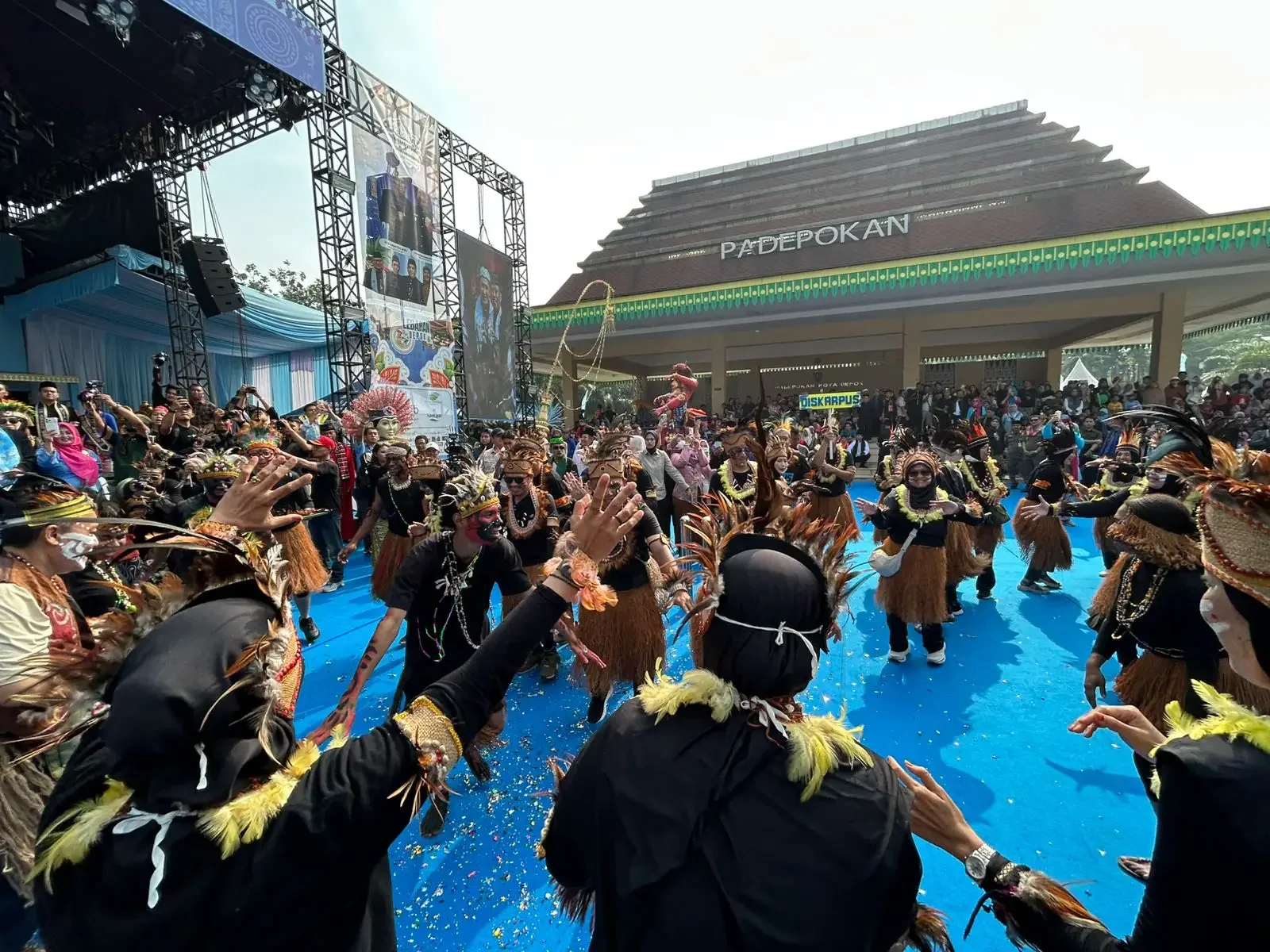Penampilan putra-putri asli Papua sukses membuat suasana Pawai Budaya Nusantara pada Lebaran Depok 2026 semakin semarak, Sabtu (09/05/26). (Foto:Diskominfo)