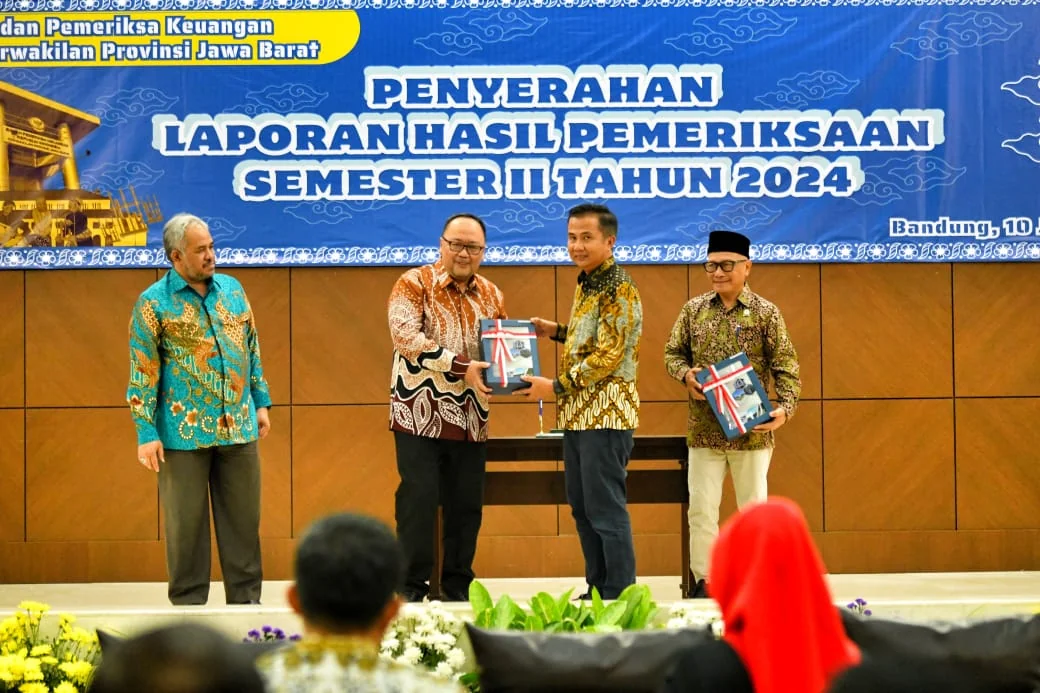 Penjabat Gubernur Jawa Barat Bey Machmudin menerima LHP BPK RI mengenai Kinerja Pengelolaan APBD dan Kepatuhan atas Pengelolaan Belanja Jasa dan Modal Tahun Anggaran 2024 di kantor BPK Perwakilan Jabar, Jumat (10/1/2025).