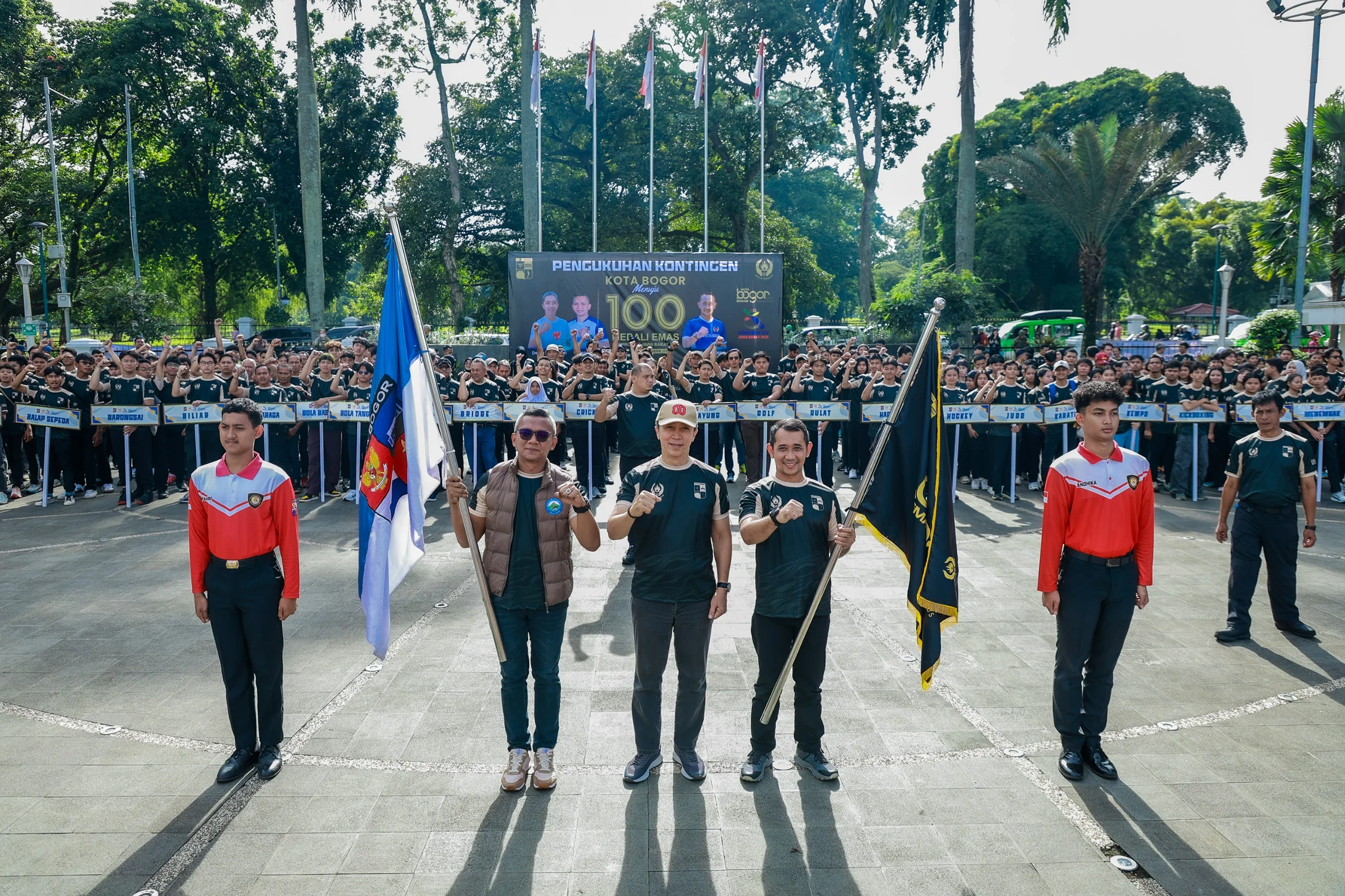 Wali Kota Bogor, Dedie A. Rachim mengukuhkan Kontingen Kota Bogor yang akan mengikuti Pekan Olahraga Provinsi (Porprov) ke-15 Jawa Barat (Jabar) 2026.Ist