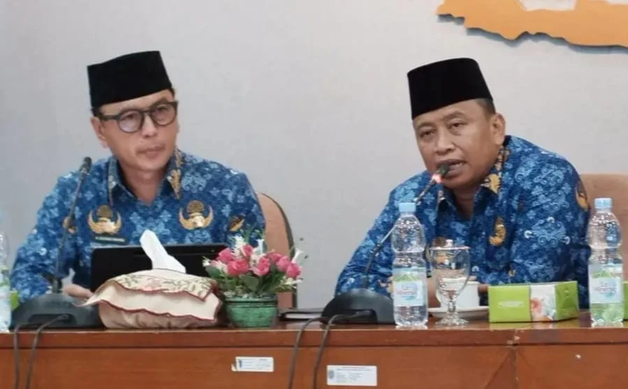 Wali Kota Depok, Supian Suri (kanan) didampingi Kepala Bapperida Kota Depok, Dadang Wihana pada acara rapat koordinasi di Balai Kota, beberapa waktu lalu, Foto: JD 01/Diskominfo.