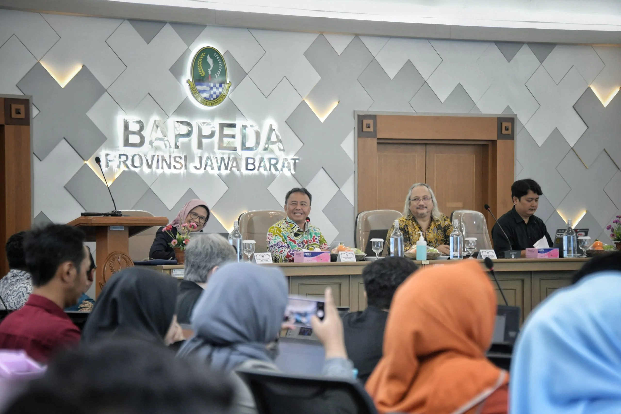 Sekretaris Daerah Provinsi Jawa Barat Herman Suryatman memberikan sambutan pada acara Penilaian Visitasi Evaluasi SPBE Tahun 2024 di kantor Bappeda Jabar, Kamis (28/11/2024).(Foto: Biro Adpim Jabar)