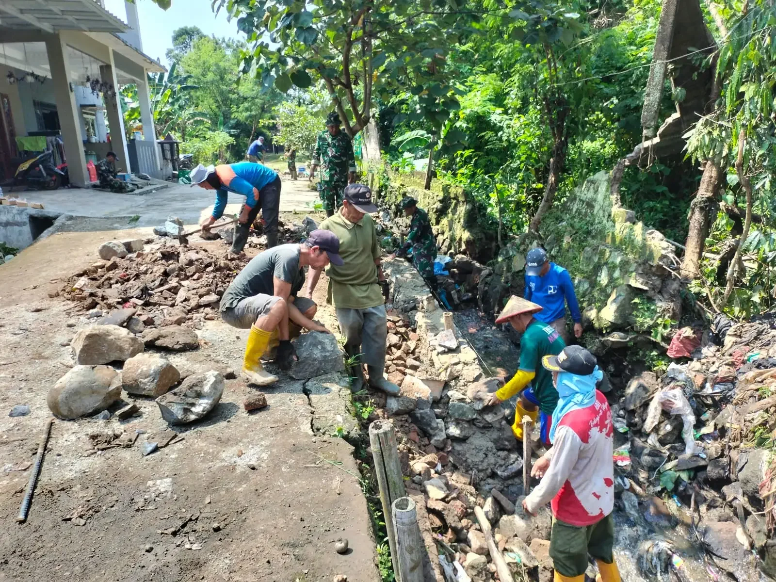 Karya Bakti Dinas PUPR Kota Depok di wilayah Pancoran Mas. (Foto:dok.Narasumber)