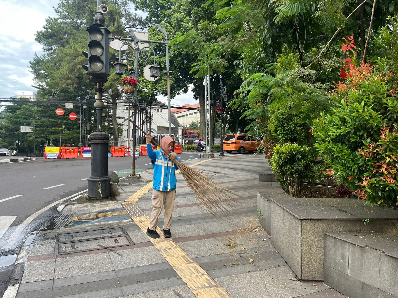 Seorang petugas kebersihan wanita diarea publik kota bandung.Dok-Diskomimfo Kota Bandung