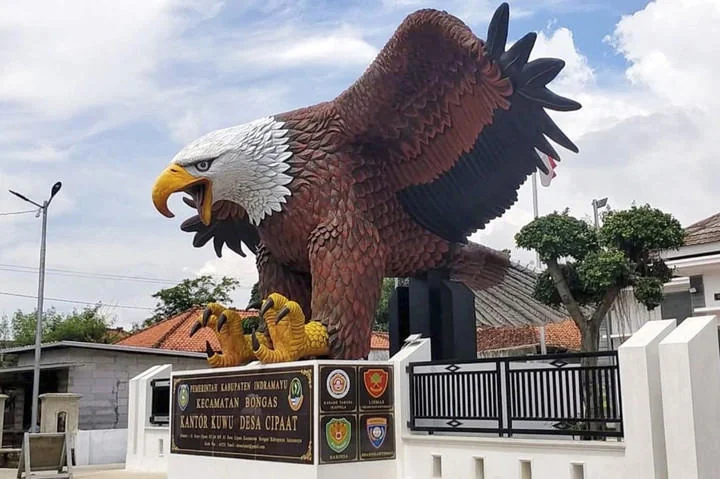Patung Rajawali Raksasa di Kantor Desa Cipaat, Indramayu, yang viral. (Foto Istimewa)