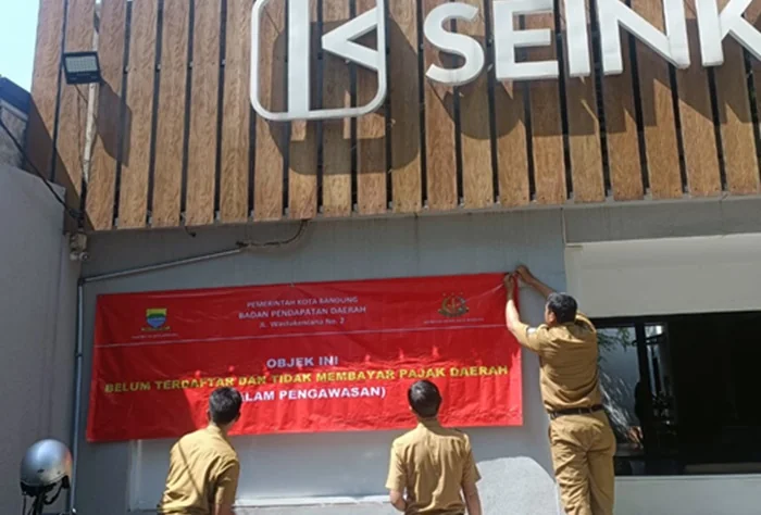 Badan Pendapatan Daerah (Bapenda) Kota Bandung memberikan peringatan tegas kepada sebuah kafe di kawasan Lodaya, (Foto: Diskominfo Kota Bandung).