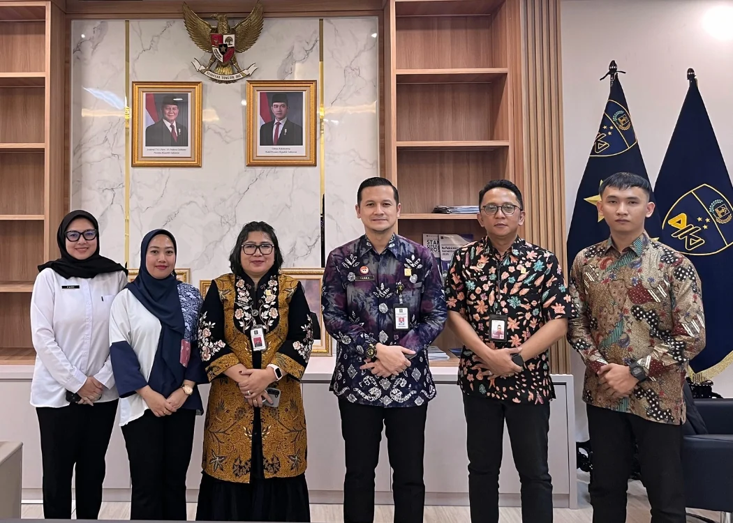 Sekretaris Direktorat Jenderal Kekayaan Intelektual, Tessa Harumdila dan Kepala Divisi Pelayanan Hukum Kemenkum Jabar, Hemawati BR Pandia, yang didampingi oleh Kepala Bidang Pelayanan Kekayaan Intelektual, Ery Kurniawan, beserta jajaran struktural terkait