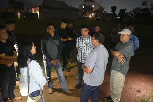Bupati Sumedang Dony Ahmad Munir didampingi  Forkofimcam Jatinangor dan Kepala Desa Cikeruh saat meninjau pembangunan Joging trek.Dok-Diskominfosanditik Sumedang