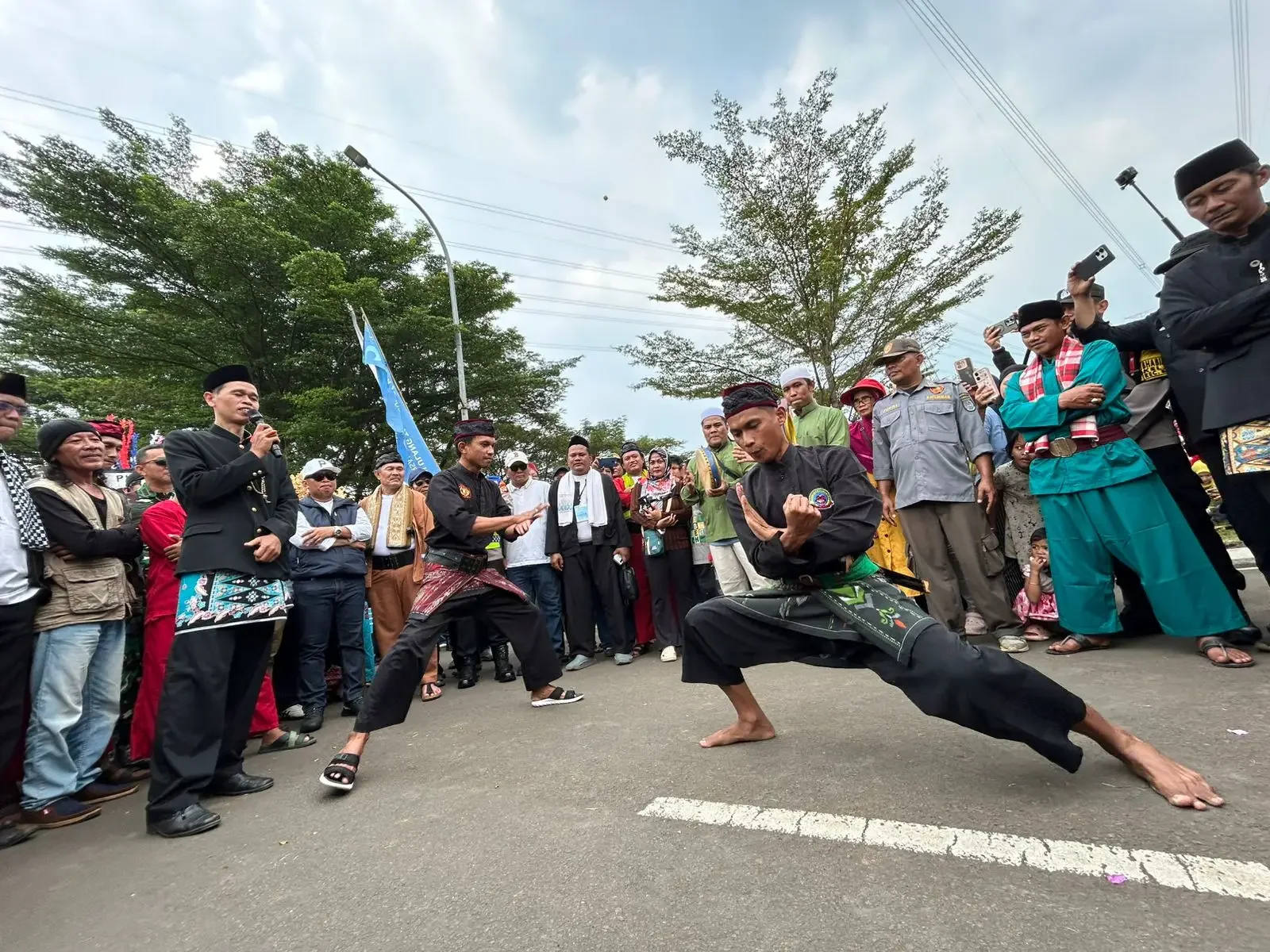 Kesenian palang pintu Betawi dari Sanggar Kong Imung Paguyuban 45, Kelurahan Kedaung, Kecamatan Sawangan sambut kedatangan Wali Kota Depok dan rombongan bikers di Perumahan Gardens at Candi Sawangan, Jumat (01/05/26).(Foto: JD 01/Diskominfo Depok).