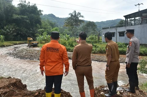 Wakil Bupati Sumedang M. Fajar Aldila bersama Kepala BPBD Kabupaten Sumedang Bambang Rianto dan jajaran meninjau langsung kondisi Sungai Cileuleuy.Ist