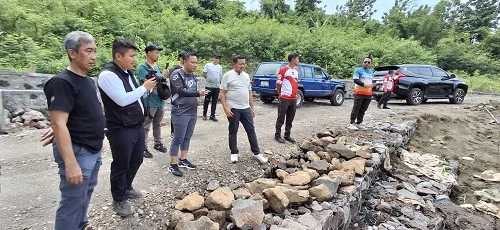 Bupati Dony Ahmad Munir saat meninjau perbaikan jalan.Ist