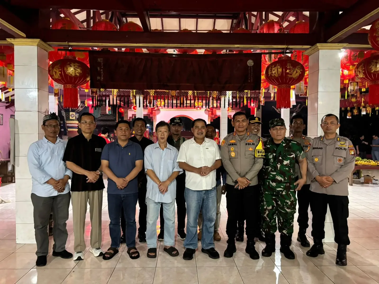 Wakil Wali Kota Depok, Chandra Rahmansyah (empat dari kanan) bersama pihak terkait saat mengunjungi Vihara Gayatri, Senin (16/02/26). (Foto: Diskominfo Depok)
