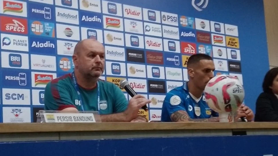 Pelatih Persib, Bojan Hodak (kiri) mengatakan, PSS Sleman berusaha memenangi pertandingan dengan main habis-habisan.