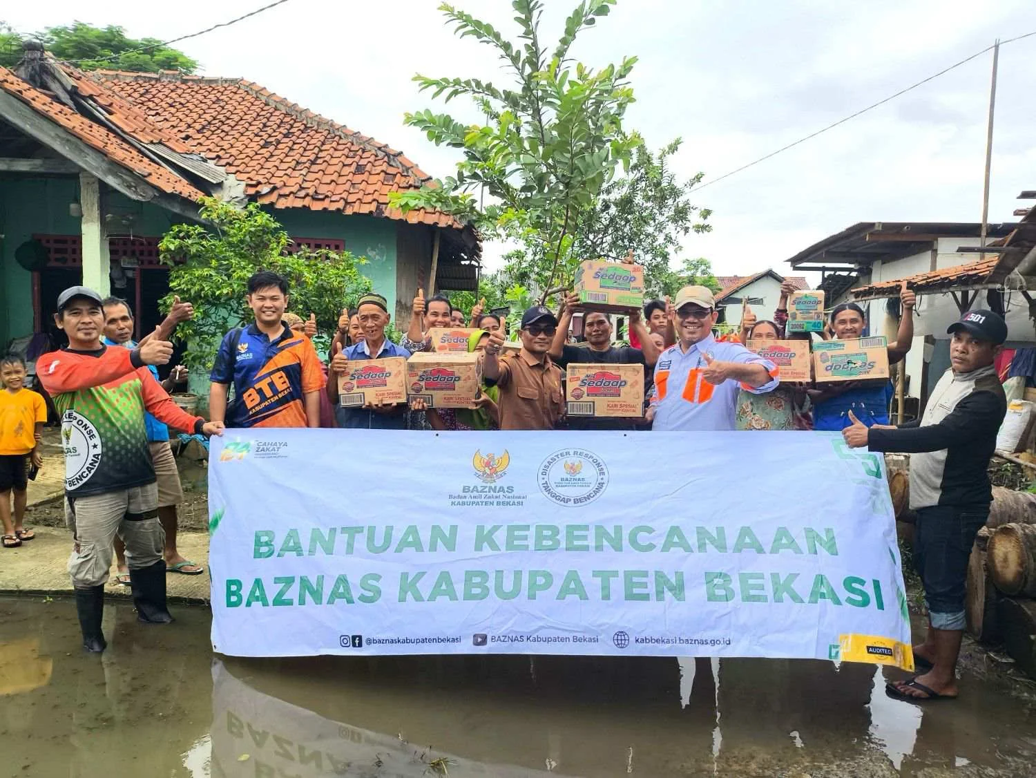 Tim Tanggap Bencana Baznas Kabupaten Bekasi saat menyalurkan bantuan ke wilayah terdampak banjir,Dok-Newsroom Diskominfosantik