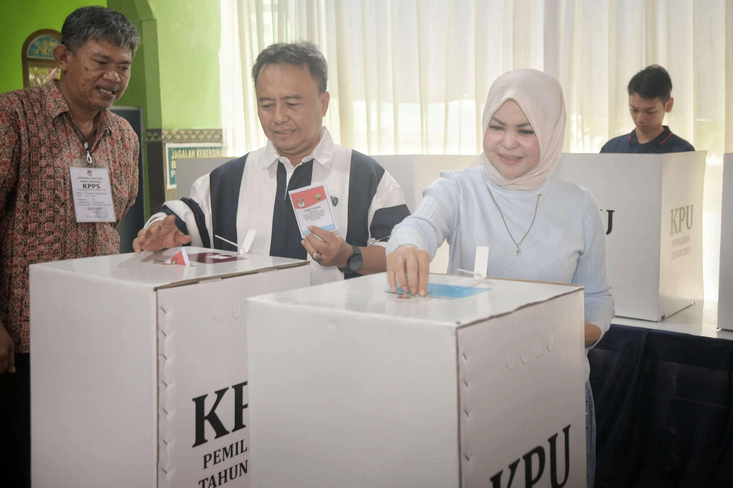Sekda Jabar Herman Suryatman mencoblos di Kelurahan Kotakulon, Kecamatan Sumedang Selatan, Kabupaten Sumedang,(Dok-Humas Jabar)