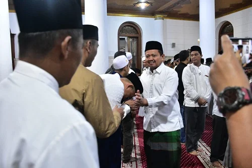 Bupati Sumedang Dony Ahmad Munir melaksanakan Salat Subuh berjamaah di Masjid Agung Sumedang.Dok-Diskominfosanditik Sumedang