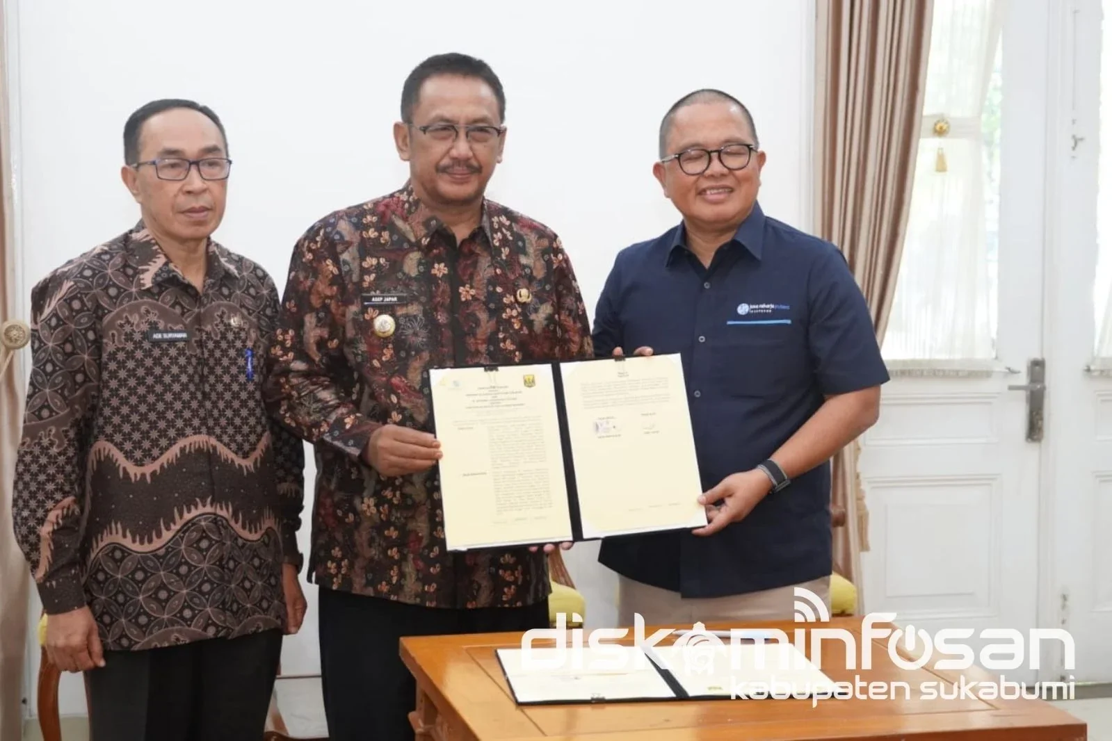 Penandatanganan dilakukan oleh Bupati Sukabumi Asep Japar dan Direktur Pemasaran PT Jasa Raharja Putera Imam Hendrawan di Pendopo Sukabumi.Dok-Bid IKP/Diskominfosan