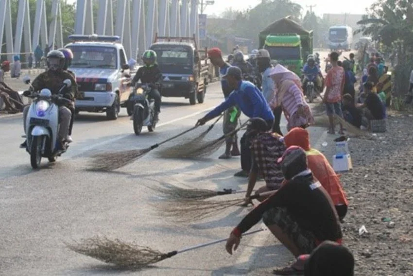 Saat Nataru, Tradisi Lempar Koin di Jembatan Sewo Dilarang