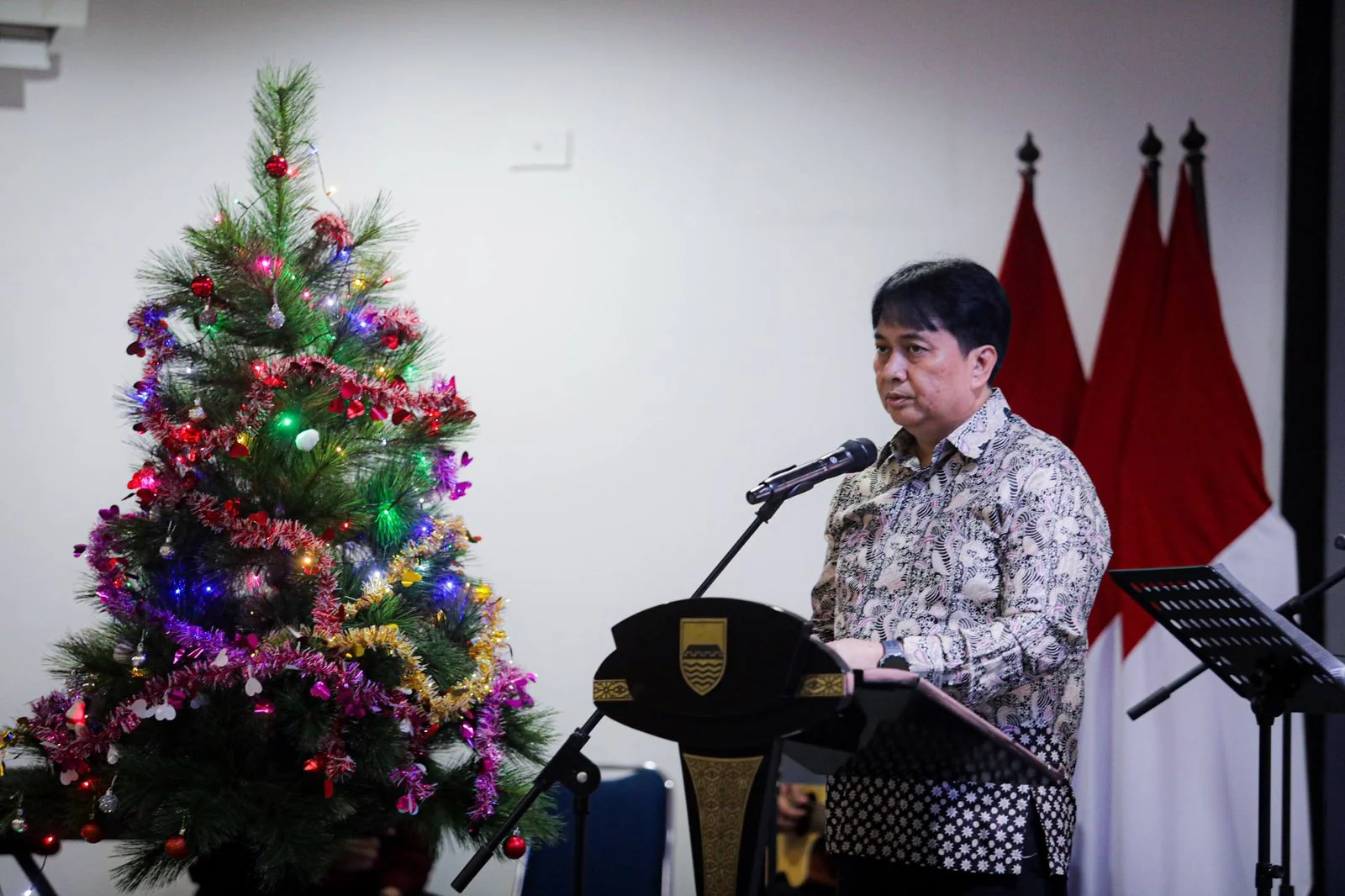 Sekretaris Daerah (Sekda) Kota Bandung, Iskandar Zulkarnain, mewakili Wali Kota Bandung Muhammad Farhan, menghadiri sekaligus menyampaikan sambutan pada Perayaan Natal ASN dan Non-ASN di Lingkungan Pemerintah Kota (Pemkot) Bandung.Dok-Diskomimfo Kota Band