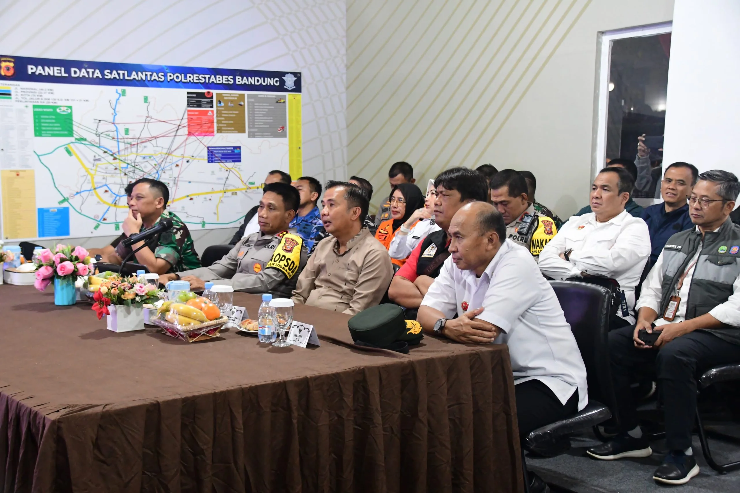 Komisi I DPRD Provinsi Jawa Barat menghadiri egiatan pengkecekan perkembangan situasi Kamtibmas dan Patroli Bersama dalam rangka pengamanan malam pergantian Tahun Baru 2025 di Pos Terpadu Cikapayang, Dago, Kota Bandung, pada Selasa (31/12/2024) malam.