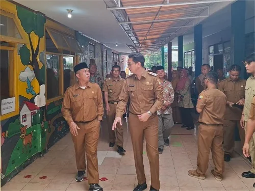 Wakil Bupati Sumedang M Fajar Aldila saat meninjau Proses Pemugaran Gedung TK Aisyiah Bustanul Athfal di Cipada, Kelurahan Kotakulon, Kecamatan Sumedang Selatan.Dok-Diskomimfosanditik
